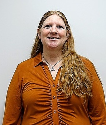 Title Clerk Jen David in Office at Eide Chrysler St. Cloud